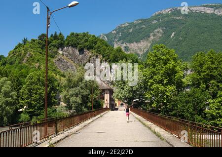 Montmelian (Südostfrankreich): Die zwischen dem 17. Und 19. Jahrhundert über den Fluss Isere errichtete Morensbrücke zwischen Montmelian und La Cha Stockfoto