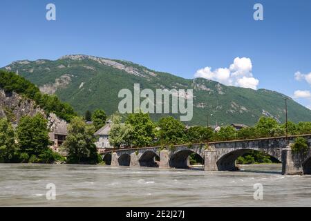 Montmelian (Südostfrankreich): Die zwischen dem 17. Und 19. Jahrhundert über den Fluss Isere errichtete Morensbrücke zwischen Montmelian und La Cha Stockfoto