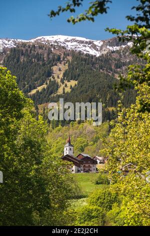 Les Allues (Südostfrankreich): Überblick über die Kirche am Fuße des Vanoise-Massivs Stockfoto