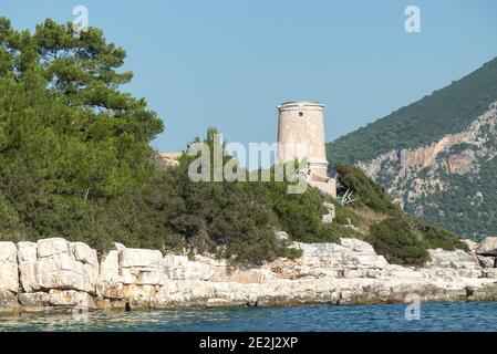 Kefalonia: Der venezianische Leuchtturm am Eingang zur Stadt Fiskardo und zum Hafen Stockfoto