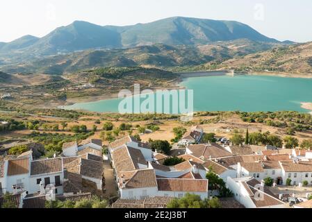 Andalusien in Spanien: Ein Blick auf den Stausee Embalse de Zahara-El Gastor Stockfoto