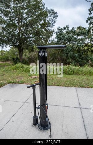 Fahrradluftpumpe im Mullet Creek Park, Safety Harbor, Florida Stockfoto