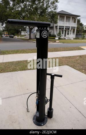 Fahrradluftpumpe im Mullet Creek Park, Safety Harbor, Florida Stockfoto