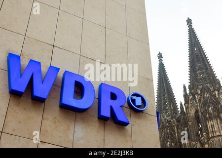 Köln, Nordrhein-Westfalen, Deutschland - WDR, Logo auf der Funkhaus-Fassade vor dem Kölner Dom. Stockfoto