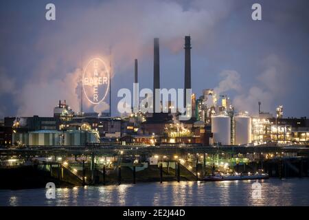 Leverkusen, Nordrhein-Westfalen, Deutschland - Bayer Chempark Leverkusen, das Bayer-Kreuz-Logo des Unternehmens erstrahlt auf dem Bayer-Standort Leverkusen, dem ch Stockfoto