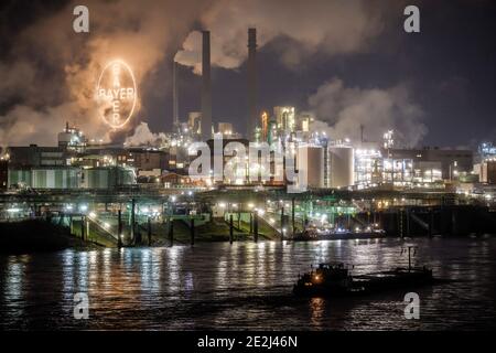 Leverkusen, Nordrhein-Westfalen, Deutschland - Bayer Chempark Leverkusen, das Bayer-Kreuz-Logo des Unternehmens erstrahlt auf dem Bayer-Standort Leverkusen, dem ch Stockfoto