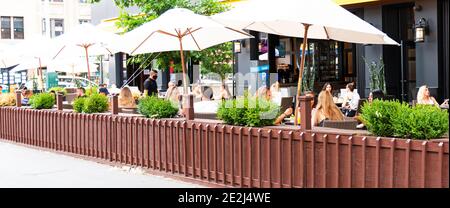 Astoria, New York, USA - 30. Juli 2020: Ein Restaurant befindet sich in der Nähe der Straße, um Gästen einen Ort zum Essen im Freien im Astoria Queens NYC zu geben Stockfoto