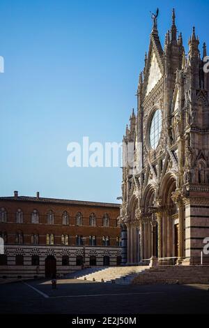 Duomo di Siena, Toskana, Italien - Touristen vor dem Dom Stockfoto