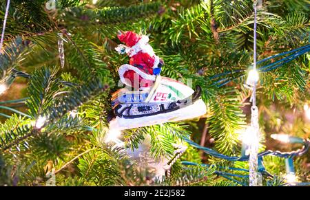 weihnachtsmann Reiten ein Jet-Ski Weihnachten Ornament hängt von einem Weihnachtsbaum aus der Nähe. Stockfoto