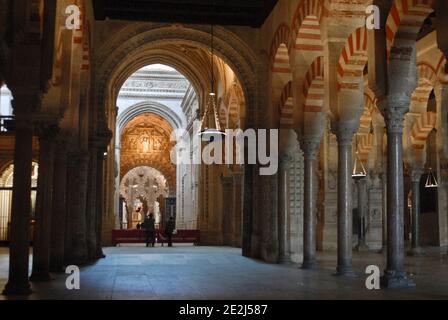 Moschee-Kathedrale von Córdoba: Säulen und zweistufige Bögen im Originalteil des Moscheegebäudes. Spanien Stockfoto