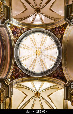 Low-Angle-Aufnahme der klassischen Deckenkuppel in einer Kathedrale in Villareal, Valencia in Spanien Stockfoto