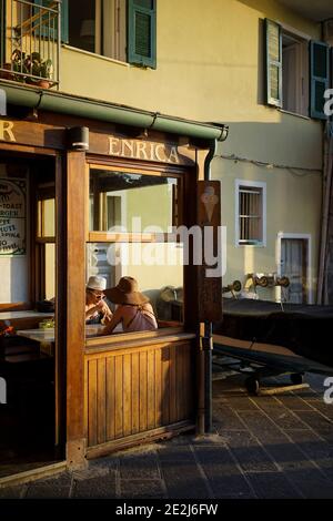 Zwei junge Frauen essen auf einer Restaurantterrasse zu Mittag. Stockfoto