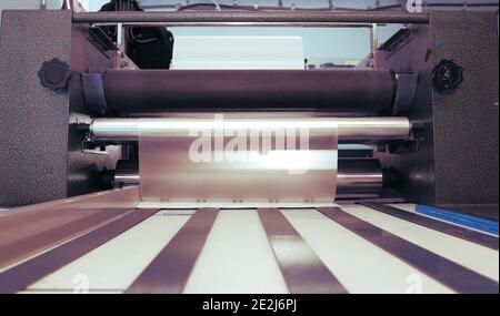 Kaschiermaschine in der Druckerei. Stockfoto