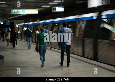 Rush Hour Auf Romana Square U-Bahn-Station (Piata Romana Metrou Pipera) Innenstadt Von Bukarest. Rumänien - September 2015. Stockfoto