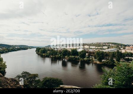 PRAG, TSCHECHISCHE REPUBLIK - 27. SEPTEMBER 2015: VYSEHRAD. Moldau in Prag. Reisen in der Tschechischen Republik Stockfoto