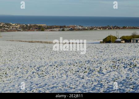 Schnee bedeckt Felder rund um St Andrews, Schottland, 8. Januar 2021 Stockfoto