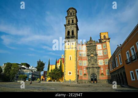 Außenansicht der Barockkirche und des ehemaligen Klosters von San Francisco an der 14th Avenue East, in Puebla de Zaragoza, Mexiko. Stockfoto