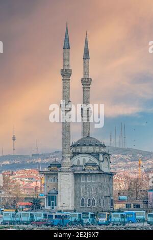 ISTANBUL, TÜRKEI - 09. APRIL 2011: Die Haydarpasa-Moschee auf der asiatischen Seite der Stadt in der Nähe des Bahnhofs und des Busbahnhofs. Stockfoto