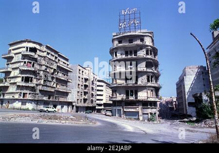 18. September 1993 nach 15 Jahren Bürgerkrieg geht das Leben in den von der Schlacht gezeichneten Gebäuden nahe der Grünen Linie in Beirut weiter. Stockfoto