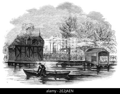 Empfangshaus der Royal Humane Society, 1844. Bootshaus und Bootsmann der Royal Humane Society, "für die Genesung von Personen scheinbar ertrunken oder tot", am Nordufer des Serpentine im Hyde Park in London. '....der überfüllte Zustand der Themse, die wunderbare Zunahme des Dampfverkehrs, und die zahlreichen Unfälle - von denen zu viele tödlich gewesen sind - werden wir reichlich Raum für die Beschäftigung von mehr Männern und Booten durch die menschliche Frömmigkeit finden... in der Tat, Es wird gesagt, dass nicht weniger als 200,000 Personen im Durchschnitt jährlich im Fluss und in der Nähe des Empfangenden baden Stockfoto