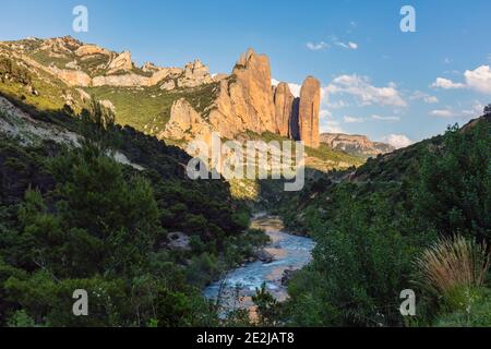 Los Mallos de Riglos mit dem Rio Gallego im Vordergrund. Provinz Huesca, Aragon, Spanien. Stockfoto