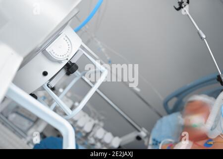 Verfahren zur Röntgenaufnahme bei schwer kranken Patienten. Stockfoto