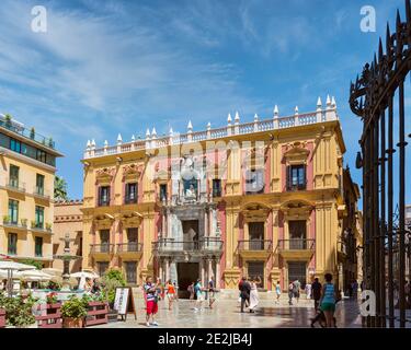 Malaga, Provinz Malaga, Costa del Sol, Andalusien, Südspanien. Palacio Episcopal, auf der Plaza del Obispo. Stockfoto