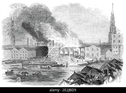 Feuerbrand in Sir C. Price's Wharf, Blackfriars, 1845. Die Londoner Feuerwehr, die versuchte, ein Feuer zu löschen '...in die Lagerhäuser von Sir Charles Price und Co., Öl und Farben...angrenzend Blackfriars-Brücke...Jetzt wurden die Ängste der Bewohner zu einem schmerzhaften Tonfall erhoben, Damit es keine Gasexplosion geben sollte - in diesem Fall muss es eine schreckliche Verwüstung gegeben haben ... der Mann, der sein Leben verloren hat, ist bekannt, dass er an dem Motor gearbeitet hat, der zerstört wurde; Aller Wahrscheinlichkeit nach verpasste er seinen Weg, als er sich zurückzog, und, anstatt in den Fluss zu springen, wurde gegen fixiert Stockfoto