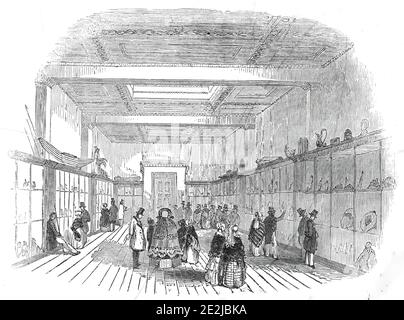 Neuer Raum im British Museum, 1845. Besucher im Westflügel des British Museum in London, der kürzlich für die Öffentlichkeit geöffnet wurde: "...obwohl die Artikel in den Fällen noch kaum geordnet sind. In der Mitte der Wohnung befindet sich die prächtige chinesische Glocke, die von einem buddhistischen Tempel am Ningpo genommen und dem Museum von Ihrer Majestät [Königin Victoria] präsentiert wurde. Wegen der gegenwärtigen Position der Glocke, hat die neue Wohnung am Museum das "chinesische Zimmer" genannt worden; obwohl, außer dieser Verderb, gibt es aber wenige Kuriositäten der Himmlischen Zivilisation. Hier finden Sie die Stockfoto