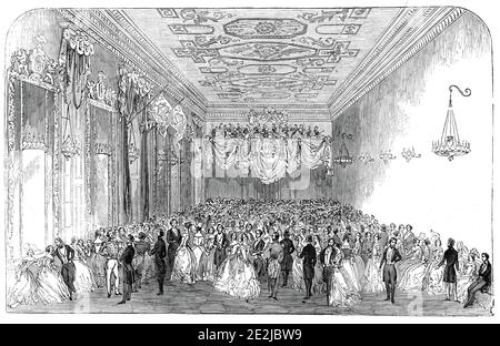 Der Adelsball, im Bankettsaal des Harewood House, 1845. Feiern im Harewood House in der Nähe von Leeds in Yorkshire. "Die Ereignisse, die das Festival hervorbrachten, waren das Kommen des Alters und die Heirat von Lord Viscount Lascelles, dem ältesten Sohn des heutigen Grafen von Harewood...ein prächtiger Ball wurde an über 700 Adel und Adel gegeben, Die bis fünf Uhr mit großem Geist aufrecht erhalten wurde. Der Bankettsaal war für diesen Anlass hervorragend ausgestattet...'. Aus "Illustrated London News", 1845, Vol VII. Stockfoto