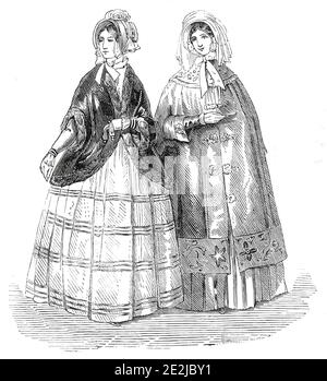 Paris und London Mode für Dezember, 1845. 'Ein Kleid in braunem Pekin, gestreift in Samt. Ein wattierter Smaragd Satin Mantel reich bestickt, mit Gimp Verschlüsse auf der Vorderseite des Mantels. Eine leichte Seidenhaube mit einer einzigen Feder und mit breiter Spitze verziert, um den Schleier zu ersetzen. Ein Lavendel-Satinkleid mit drei breiten Volants aus schwarzer Spitze, jede von drei Reihen aus schmalem schwarzem Samt, die Corsage in der gleichen Weise getrimmt; enge Ärmel, ebenfalls am Handgelenk mit schwarzem Samt getrimmt, und umrandet mit einer Reihe tiefer Spitze, fallen über die Hand. Ein Mantelet Kaprice in schwarzem Samt surrou Stockfoto