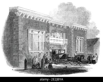 Neuer Landeplatz, bei East Cowes, gebaut für Ihre Majestät, 1845. Queen Victoria reist von Windsor Castle zum Osborne House auf der Isle of Wight, einem weiteren ihrer königlichen Residenzen. Sie und ihre Familie nahmen einen Zug der South Western Railway vom Bahnhof Farnborough und dann einen "speziellen" Zug nach Gosport. "Nachdem die Königin offiziell ihre Absicht gegenüber dem Oberkommandanten der Marine und des Militärs in Portsmouth eingeschüchtert hatte, ihre neue Meeresresidenz, Osborne-Haus, zu einem frühen Zeitpunkt wieder zu besuchen, begannen die notwendigen Vorbereitungen für den ordnungsgemäßen Empfang und die Bequemlichkeit ihrer Majestät an Land und im Wasser." Hier ist sie Stockfoto