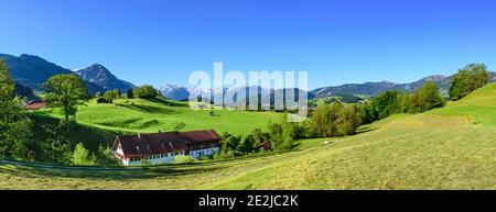 Typische Natur im oberen Allgäu Berge in der Nähe von Fischen Stockfoto