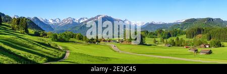 Typische Natur im oberen Allgäu Berge in der Nähe von Fischen Stockfoto