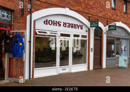 Friseurladen mit amüsanten (und verwirrenden) Schilder auf dem Kopf in The Maltings, Salisbury, Wiltshire, Großbritannien. Stockfoto