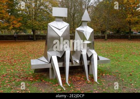 'Sitting Couple on Bench' von Lynn Chadwick, Teil der Spirit and Endeavour Ausstellung, Salisbury Cathedral Grounds, Salisbury, Wiltshire, Großbritannien Stockfoto