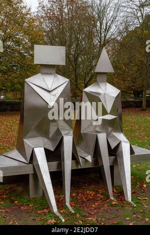 'Sitting Couple on Bench' von Lynn Chadwick, Teil der Spirit and Endeavour Ausstellung, Salisbury Cathedral Grounds, Salisbury, Wiltshire, Großbritannien Stockfoto