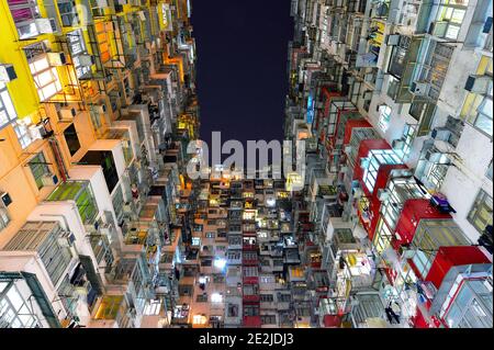 Eine Langzeitaufnahme des Yick Cheong Gebäudes, auch bekannt als Monster Building in Hongkong Stockfoto