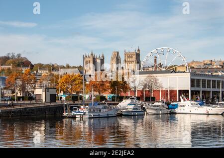 Blick auf den Hafen mit der Kathedrale und dem Universitätsgebäude im Hintergrund; Bristol UK Stockfoto