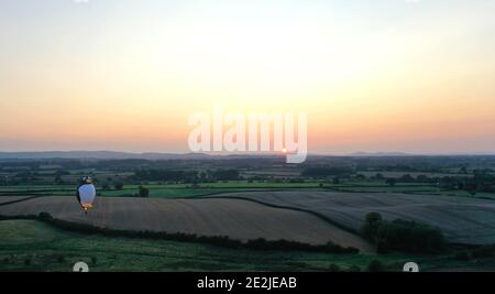 Ein Pinguin Heißluftballon bei Sonnenuntergang Copyright 2020 © Sam Bagnall Stockfoto