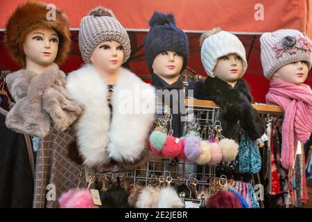 5 Dummy Köpfe mit Wollmützen in einer Reihe auf Ein Marktstand Stockfoto