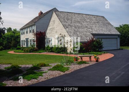 Großes Haus aus den 1990er Jahren in einem Vorstadtviertel, Wisconsin, USA, 1990er Jahre Stockfoto