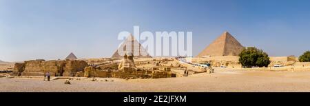 Das Gizeh Plateau mit der ikonischen Großen Sphinx von Gizeh vor der Pyramide von Khephren (Chephren), die Pyramide von Khufu rechts, Kairo, Ägypten Stockfoto