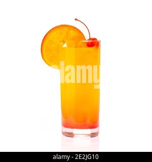 Tequila Sonnenaufgangsdrink im hohen Glas mit Scheibe Orange Und Maraschino Kirsche Stockfoto