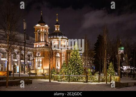 Moskau, Russland - 04. Februar 2020: Die Kirche der Großen Märtyrerin Barbara auf Varvarka. Blick von der Varvarka Straße. Abend, vor Sonnenuntergang Stockfoto