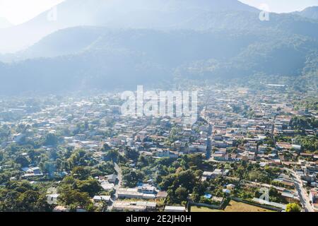 Luftaufnahme von San Juan la Laguna in Lake Atitlan Guatemala am Morgen - kleine Stadt von Bergen und Vulkanen mit Sonnenaufgangslicht umgeben. Stockfoto