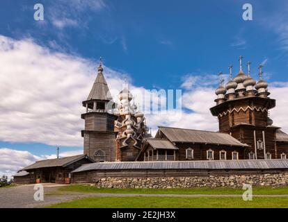 17. Jahrhundert hölzerne Kirche der Verklärung und Glockenturm an Kizhi Pogost historische Stätte auf Kizhi Insel, See Onega, als UNESCO Welt H aufgeführt Stockfoto