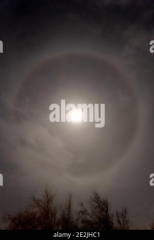 Vertikale Aufnahme eines schönen Heiligenschein um den Vollmond Am Nachthimmel Stockfoto