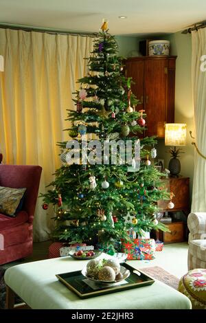 Ein Weihnachtsbaum in einem britischen Wohnzimmer. Stockfoto