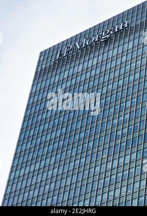 London, Großbritannien - 03. Februar 2019: Die Sonne scheint auf der Beschilderung von J P Morgan oben in der britischen Niederlassung von Canary Wharf. JPMorgan Chase ist ein US-amerikanischer Multis Stockfoto